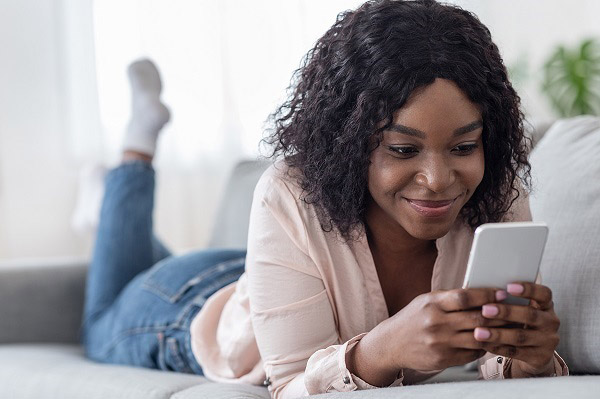 tenir-conversation-sms-relation-distance